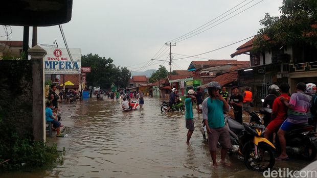 Akses Menuju Kabupaten Bandung Terputus, Begini Penampakannya Sore Ini