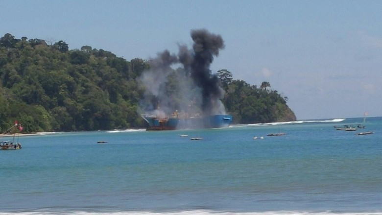 Boom! Kapal 'Jumbo' Viking Diledakkan