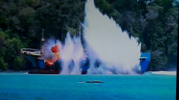 Boom! Kapal 'Jumbo' Viking Diledakkan