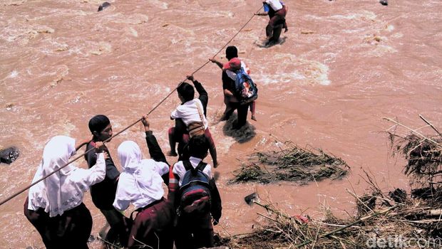 Relawan Bikin Jembatan Darurat, Siswa SD Tak Lagi Bergelantungan ke Sekolah