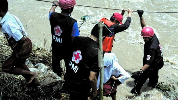 Relawan Bikin Jembatan Darurat, Siswa SD Tak Lagi Bergelantungan ke Sekolah