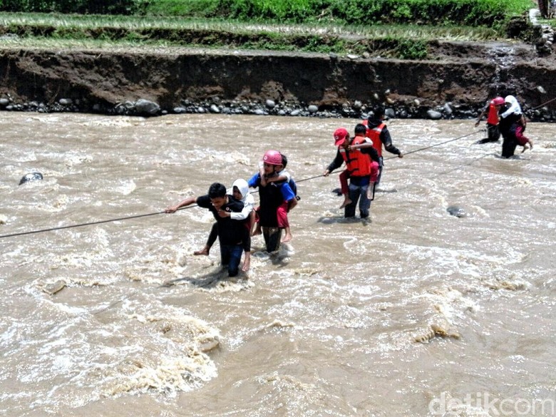 Relawan Bikin Jembatan Darurat, Siswa SD Tak Lagi Bergelantungan ke Sekolah