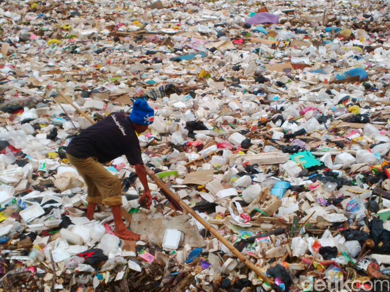 Begini Horor Sampah yang Menyumbat Sungai Cikapundung di Kampung Cijagra