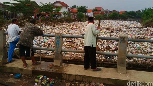 Begini Horor Sampah yang Menyumbat Sungai Cikapundung di Kampung Cijagra
