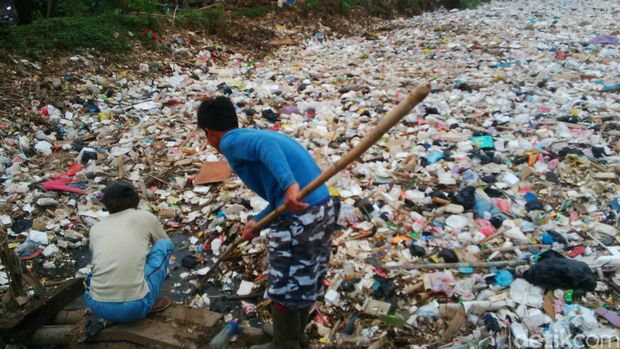 Deddy Mizwar Tuding Pemkot Bandung Sumbang 'Horor' Sampah di Cikapundung