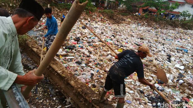 Begini Horor Sampah yang Menyumbat Sungai Cikapundung di Kampung Cijagra