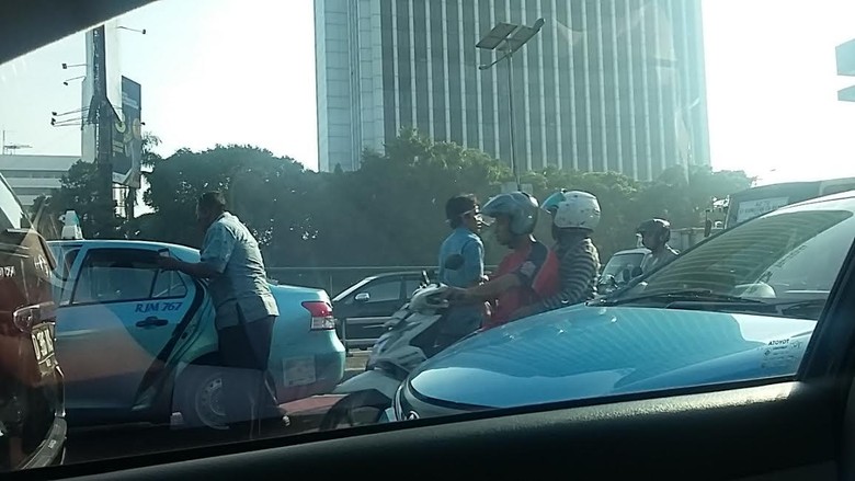 Mengecewakan! Sopir Taksi Pendemo Razia Taksi yang Operasi, Penumpang Jadi Korban