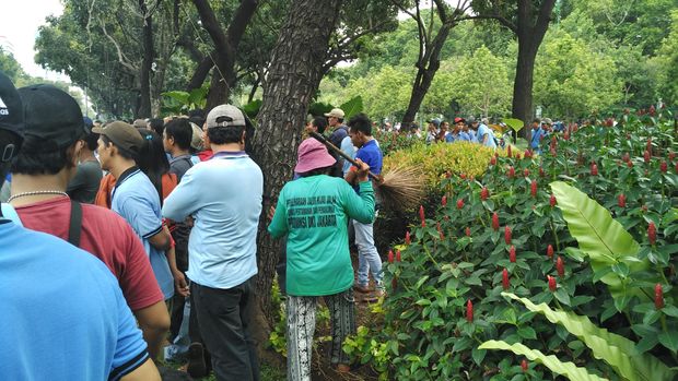 Kondisi Taman yang Dirawat Bu Tuti Setelah Demo: Rusak dan Bau Pesing