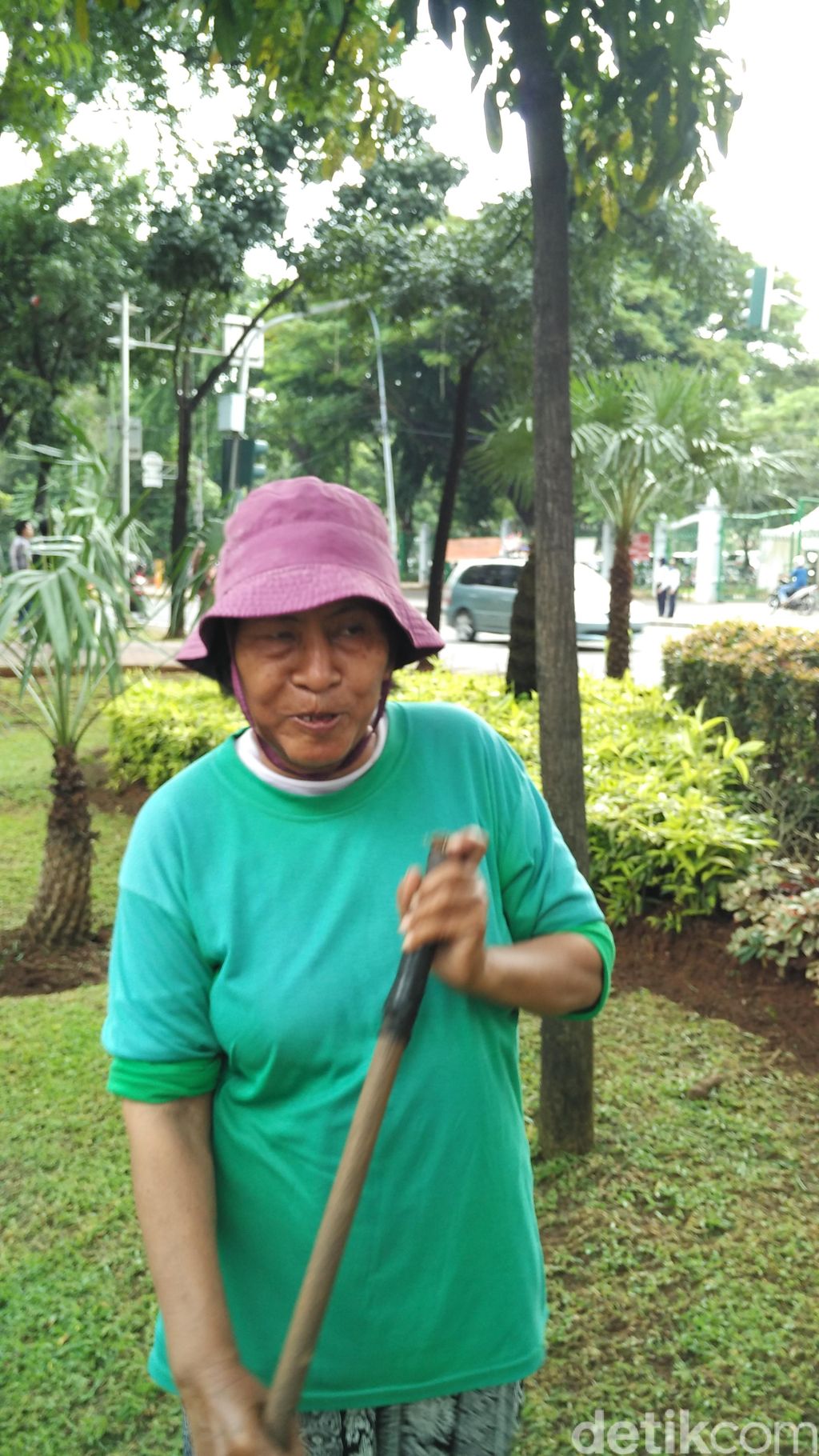 Cerita Nenek 2 Cucu Berani Mengusir Pendemo Yang Merusak Taman