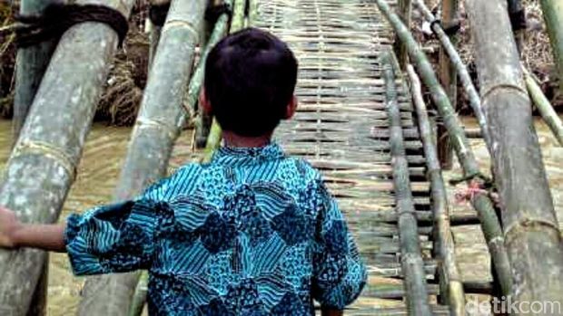 Relawan Bikin Jembatan Darurat, Siswa SD Tak Lagi Bergelantungan ke Sekolah
