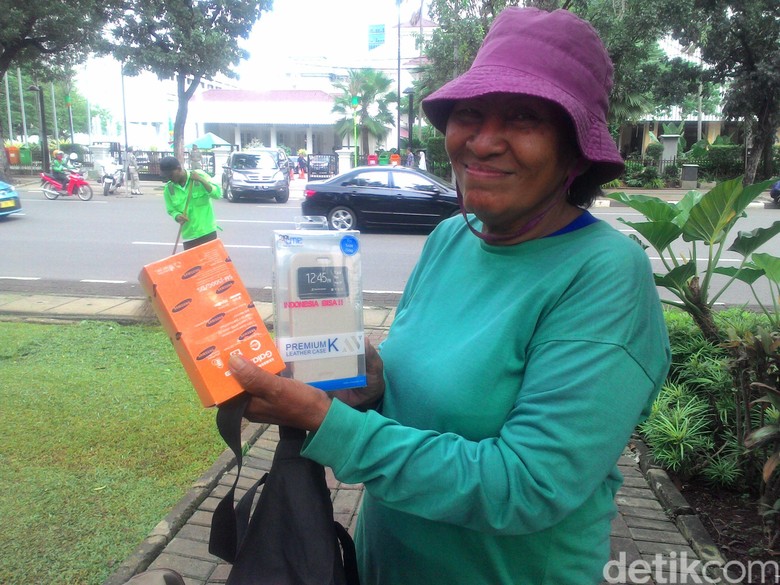 Cerita Nenek 2 Cucu Berani Mengusir Pendemo Yang Merusak Taman
