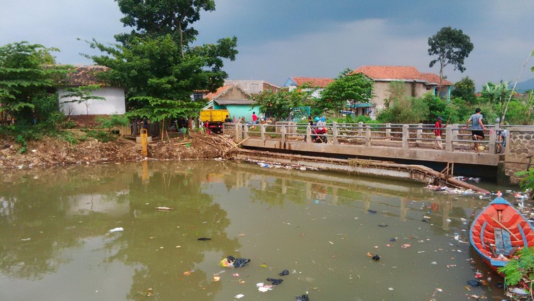 Komando! 100-an Anggota TNI 'Serbu' Sampah yang Menumpuk di Cikapundung