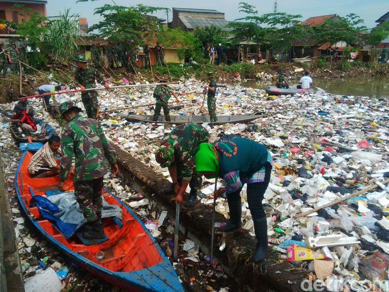 Komando! 100-an Anggota TNI 'Serbu' Sampah yang Menumpuk di Cikapundung