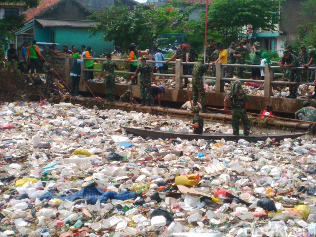 Komando! 100-an Anggota TNI 'Serbu' Sampah yang Menumpuk di Cikapundung
