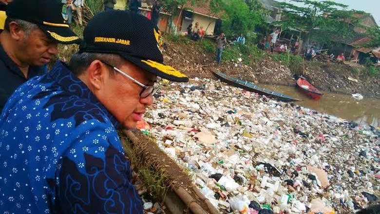 Tinjau Horor Sampah Cikapundung, Aher: Tobat, Jangan Buang Sampah di Sungai!