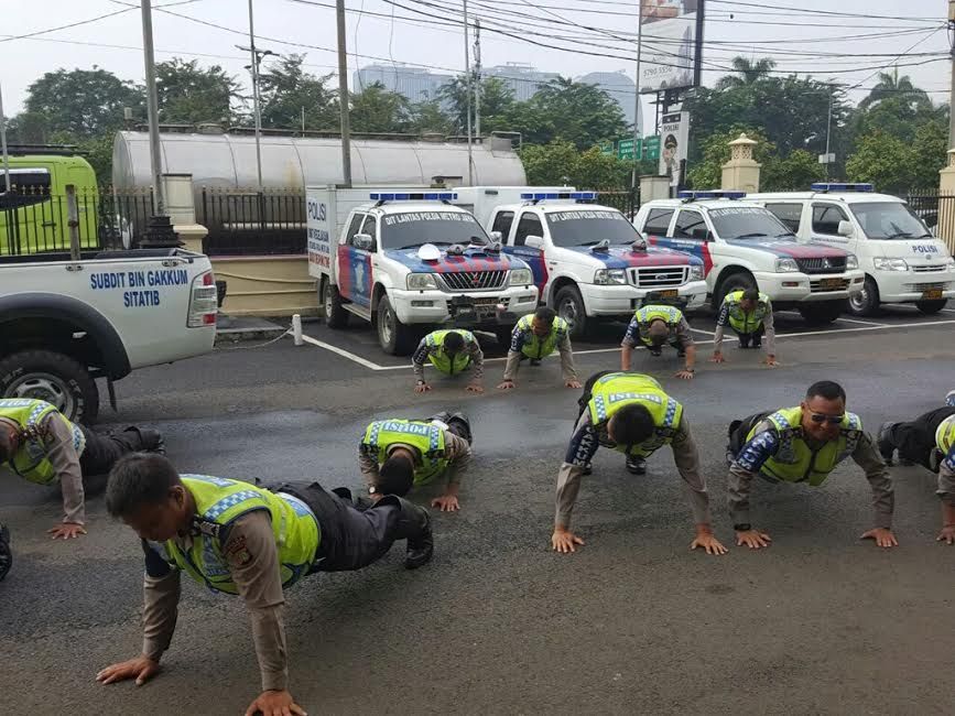 Saat Polisi yang Terlambat Apel di Polda Metro Kena Hukum Push Up