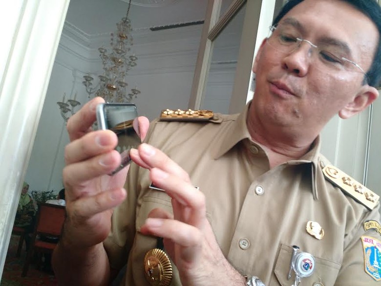 Ahok Tunjukkan Foto-foto Perbaikan Masjid Luar Batang