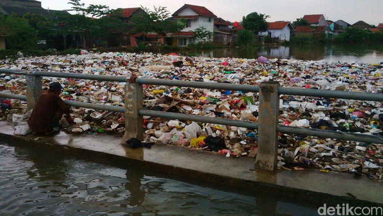 Kembali Menumpuk, Sampah di Sungai Cikapundung Kembali Dibersihkan
