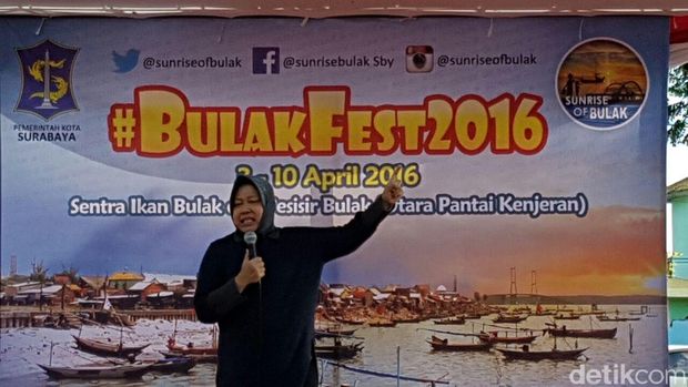 Pantai Cumpat Penuh Sampah, Risma Ikut Kerja Bakti Pungut Sampah