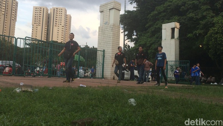 Suporter Bola Jebol Pintu Timur Stadion GBK