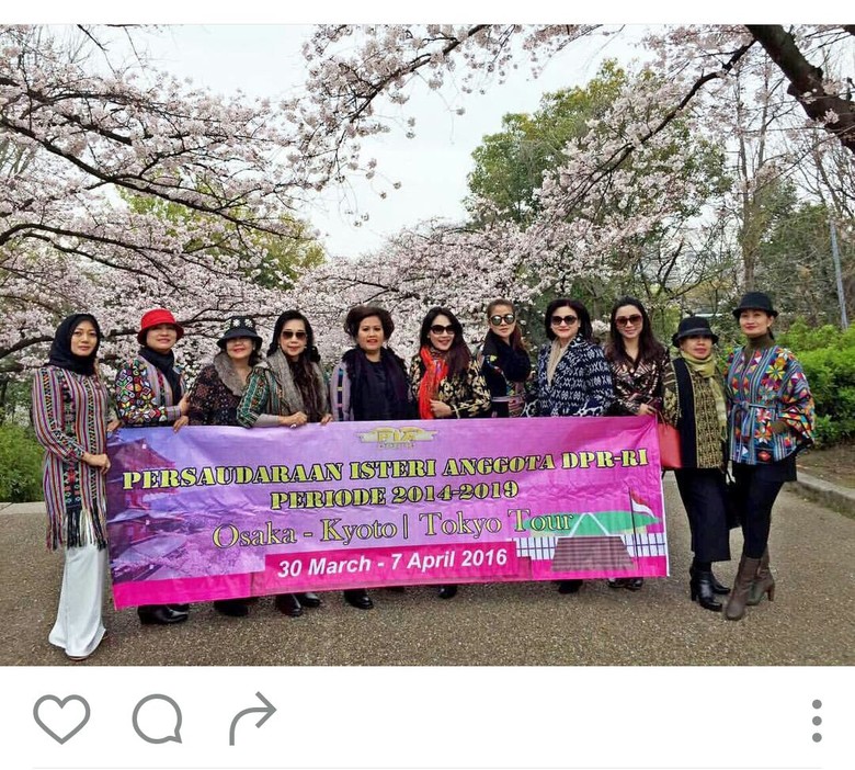 Akom: Istri Anggota DPR Keliru Genit-genitan Foto Pakai Spanduk di Jepang