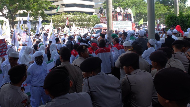 Ratusan Orang Berdemo, Jalur Lambat di Depan KPK Ditutup