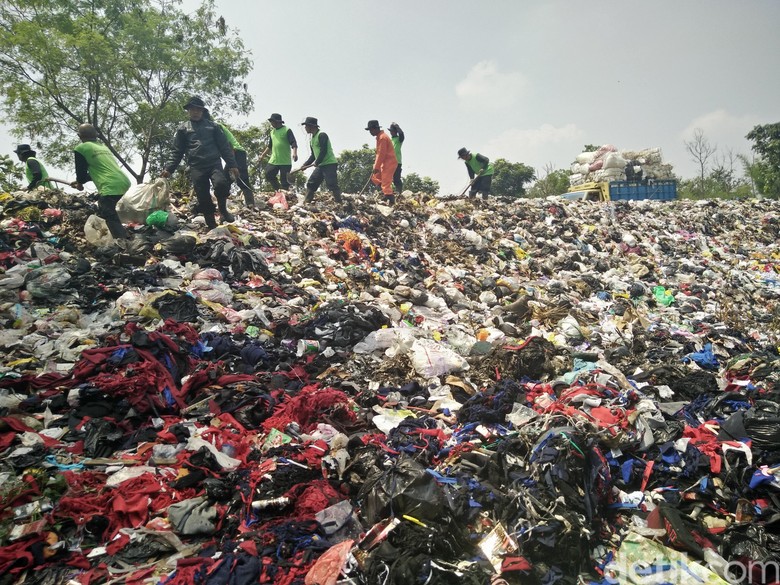 'Bukit' Sampah di Cigondewah Ada Sejak Setahun Lalu, Tanggung Jawab Siapa?