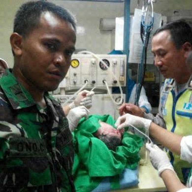Polisi ini Bantu Anggota TNI yang Istrinya Melahirkan di Dalam Mobil di Rawamangun