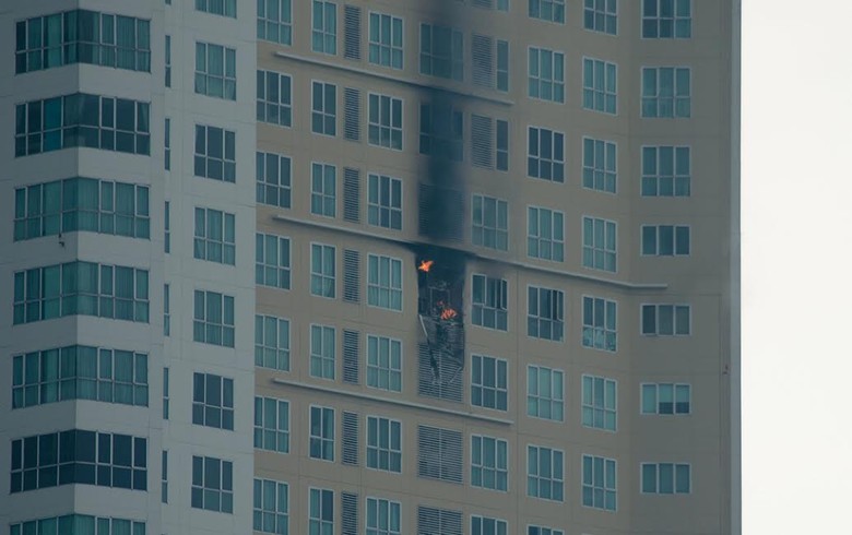 Begini Saat Api Terlihat di Salah Satu Unit di Lantai 25 Apartemen di Gandaria
