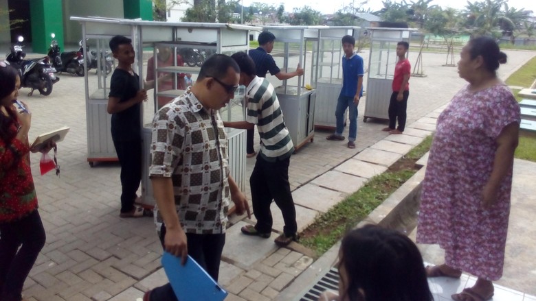 Penghuni Rusun Rawa Bebek Antusias Terima Etalase Untuk Dagang