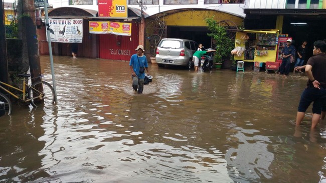Banjir di Depan Pasar Buncit di Kemang Utara IX Perlahan Surut