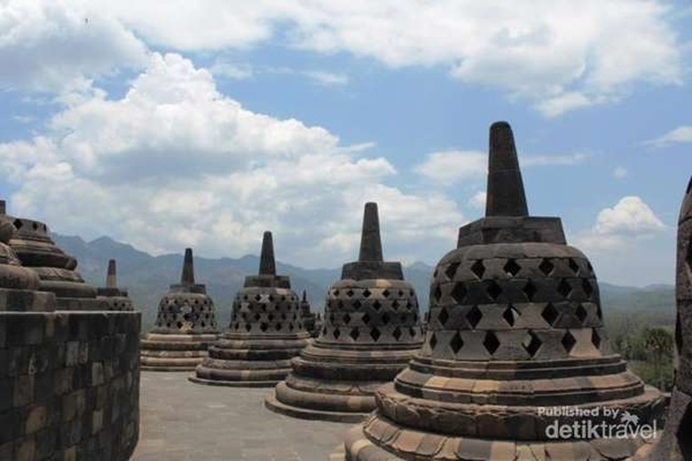 Puluhan Siswa Kesurupan Setelah Geser Batu Candi Borobudur