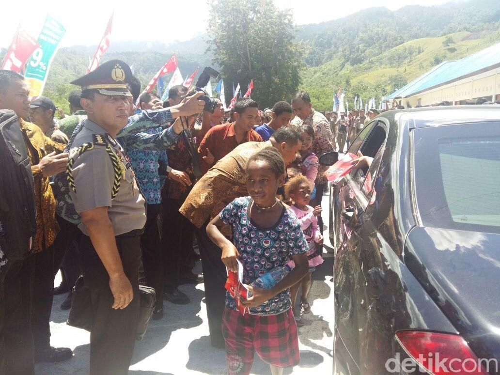 Senangnya Bocah Ini Papua Dapat Buku Tulis dari Jokowi