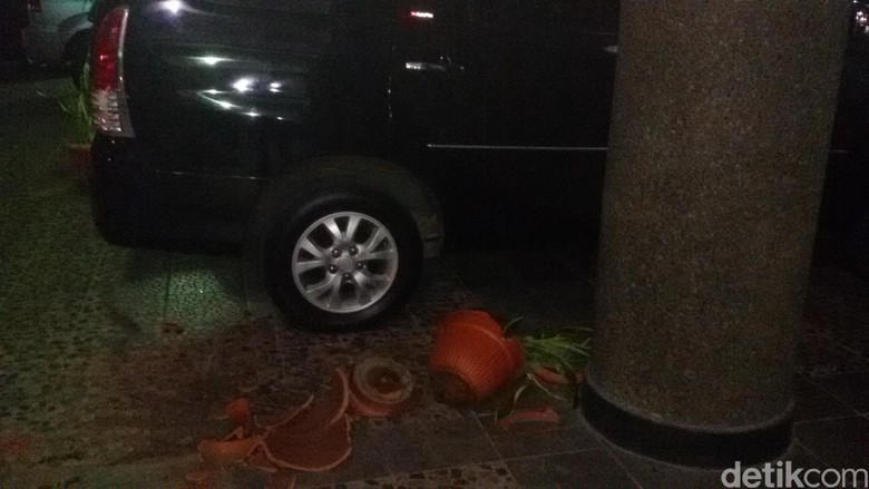 Pot-pot Pecah, ini Penampakan Kericuhan Mahasiswa UGM saat Kejar Rektor