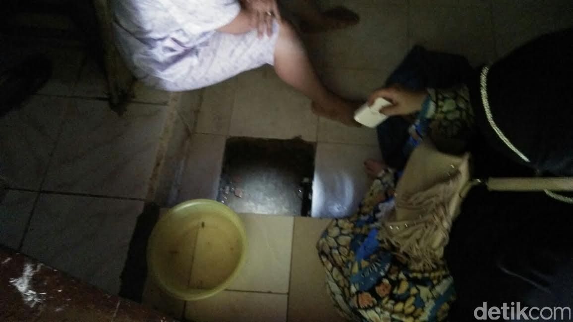 Air Panas yang Keluar dari Lantai Rumah Onah di Jakut Dijadikan Obat oleh Warga