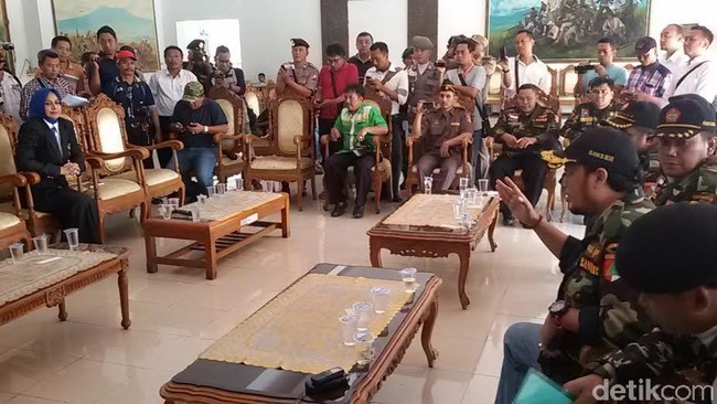 Bupati dan Polisi Jember Lindungi Hizbut Tahrir , Rakyat Menggugat
