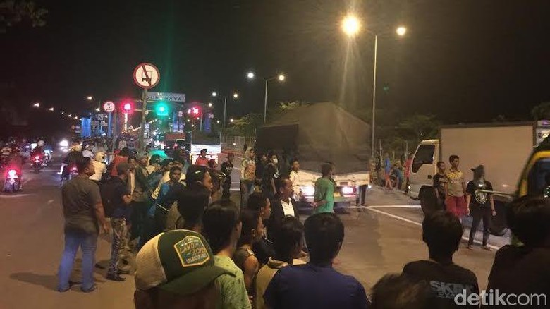 Massa Suporter Bola Sweeping Mobil Berpelat N di Jembatan Suramadu