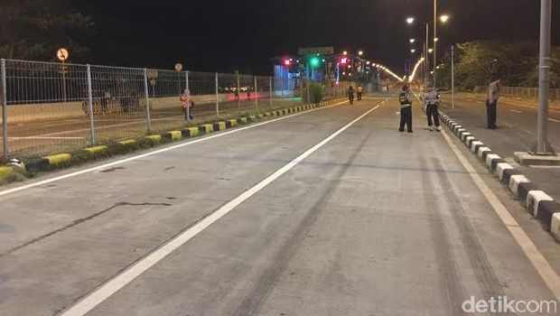 Massa Suporter Bola Sweeping Mobil Berpelat N di Jembatan Suramadu