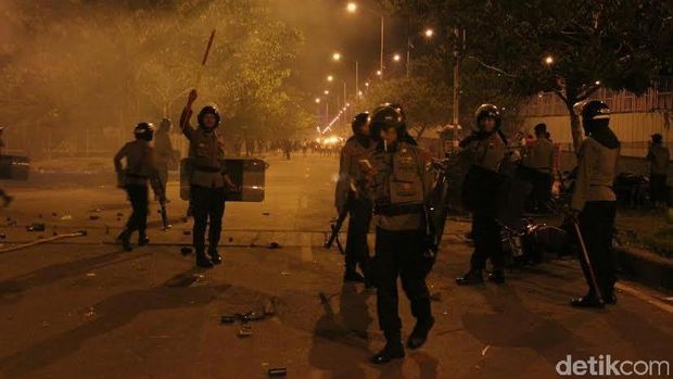 Massa Suporter Bola Sweeping Mobil Berpelat N di Jembatan Suramadu