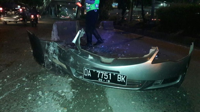 Minibus Tabrak Separator Busway di Slipi, Bemper Mobil Tertinggal di Lokasi