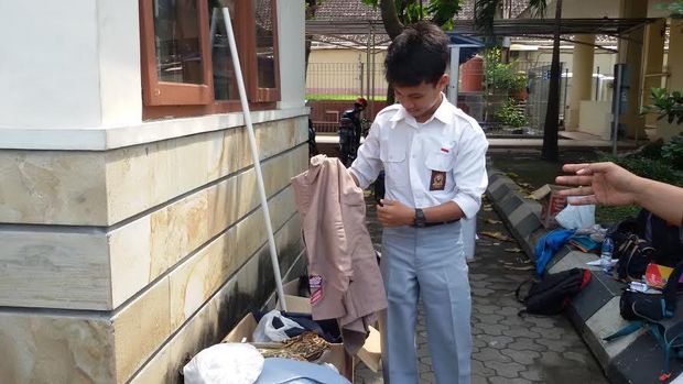 Rayakan Kelulusan, Pelajar Jogja Bagi Bagi Makanan