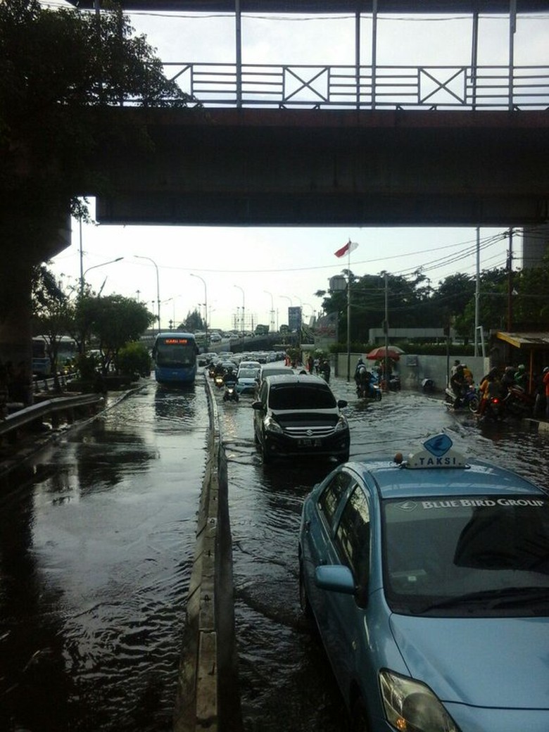 Duguyur Hujan, Jalan di Kawasan Tomang dan Slipi Tergenang 50 cm
