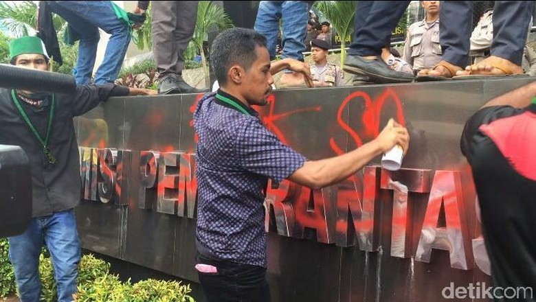 Massa HMI Terus Bertambah, Kini Corat-Coret Gedung KPK