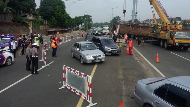 Jembatan Tol BSD Ambruk Ditabrak Truk,Lumpuh Total!