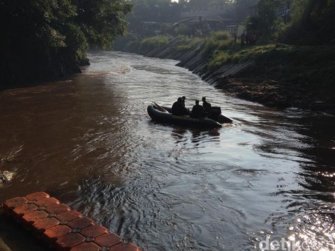 Ahok gila: mau jadikan kali ciliwung sebagai jalur transportasi umum