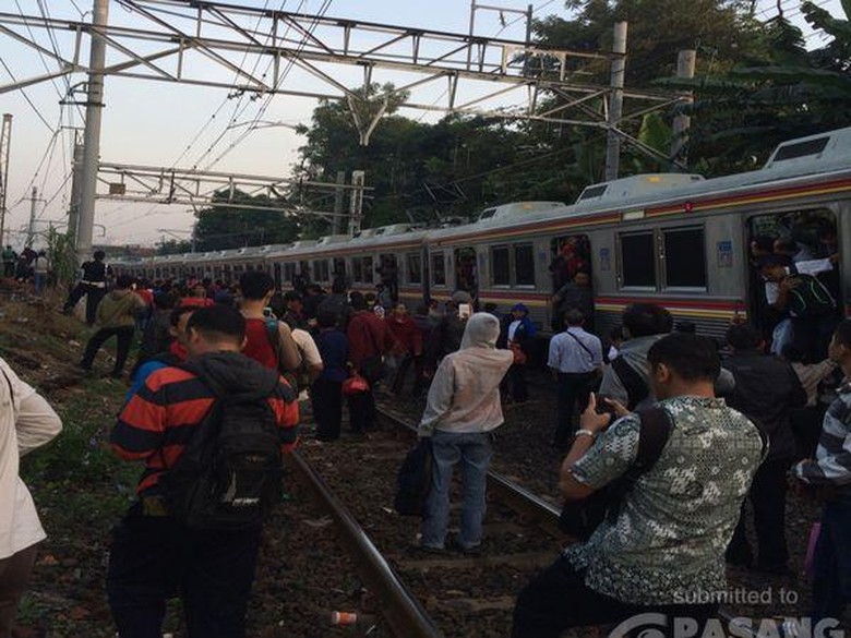 KRL Anjlok di Manggarai, Penumpang Berhamburan Keluar Gerbong
