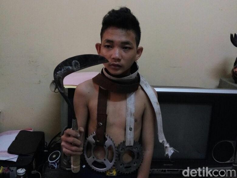 ★★★ Polisi Temukan Celurit dan Gir di Tas Pelajar SMP yang Akan Tawuran ★★★