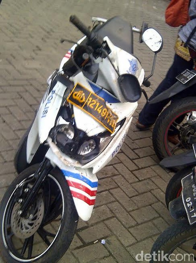Demo Ricuh di KPK, Motor Polisi ini Digotong dan Dicemplungkan Beberapa Pria ke Kali