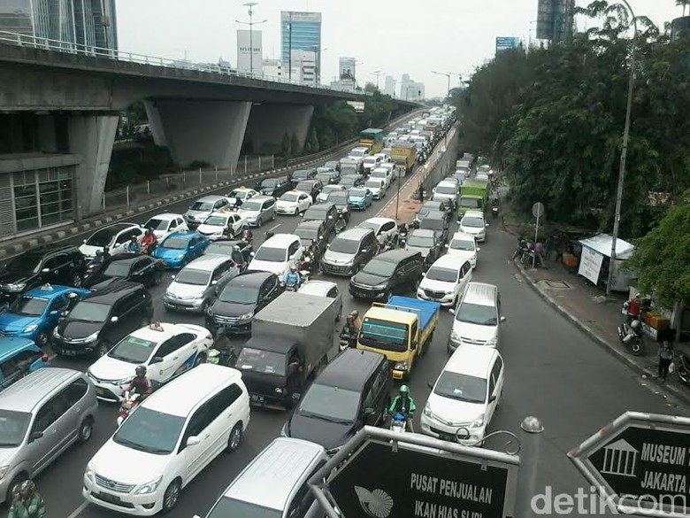 Macet Panjang di Perempatan Slipi Arah Tomang, Karena Separator TransJ Ditinggikan?