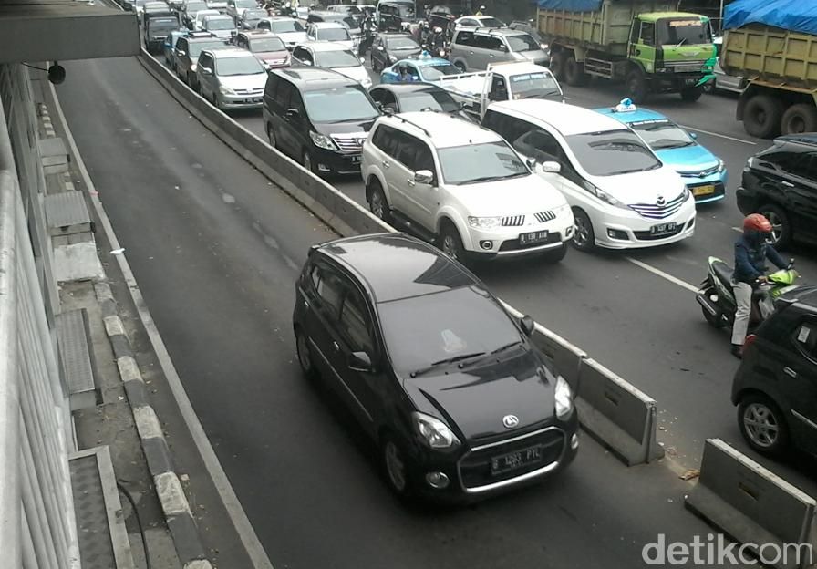 Macet Panjang di Perempatan Slipi Arah Tomang, Karena Separator TransJ Ditinggikan?